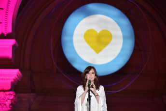 BUENOS AIRES, ARGENTINA.- In the photo taken on December 10, 2019, the new Vice President Cristina Kirchner delivered her first speech after the assumption. In front of a Plaza de Mayo full of militants, she spoke to Alberto Fernández and asked him to "trust the people" because "they do not betray and are the most loyal". “President, I want to tell you that you have started your government with good omens after the message you gave your people in the Legislative Assembly. I trusted them. All they ask is that they defend them and represent them, ”said the former head of state before the attentive gaze of her formula partner.