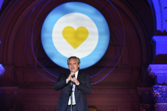 BUENOS AIRES, ARGENTINA.- En la foto tomada el 10 de diciembre de 2019, en lo que fue el cierre de la jornada en la que asumió la presidencia, Alberto Fernández dio su primer discurso ante la Plaza de Mayo desde un escenario instalado frente a la Casa Rosada ante decenas de miles de personas celebraron su asunción en el marco de un festival de música y arte. Acompañado por Cristina Kirchner, que habló antes que él, entre los temas a los que se refirió en su primer discurso como presidente luego del formulado durante la Asamblea Legislativa, Fernández habló de la crisis económica y social que afecta al país, de sus primeros pasos como funcionario de Néstor Kirchner, de la conformación del Frente de Todos y del Gobierno de Mauricio Macri, entre otros temas.