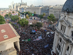 BUENOS AIRES, ARGENTINA.- En la foto tomada el 10 de diciembre de 2019 desde un drone en lo que fue el cierre de la jornada en la que asumió la presidencia Alberto Fernández, quien dio un discurso en un escenario instalado frente a la Casa Rosada, sede del Poder Ejecutivo argentino, ante decenas de miles de personas que celebraron su asunción en el marco de un festival de música y arte.