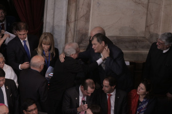 BUENOS AIRES, ARGENTINA.- En la foto tomada el 10 de diciembre de 2019, Alberto Fernández asumió hoy, 10 de diciembre, la Presidencia de la Argentina al jurar en el Congreso junto a la vicepresidenta Cristina Fernández de Kirchner y recibir los atributos de mando de manos de su antecesor, Mauricio Macri. Tras la asunción, Fernández pronunció -ante la Asamblea Legislativa- un discurso de tono conciliador, pero en el que trazó un duro diagnóstico de la situación que atraviesa el país y planteó un claro cambio de rumbo.