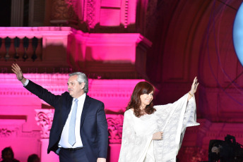 BUENOS AIRES, ARGENTINA.- En la foto tomada el 10 de diciembre de 2019, Alberto Fernández junto a la Vicepresidenta, Cristina Fernández de Kirchner, en Plaza de Mayo. En lo que fue el cierre de la jornada en la que asumió la presidencia, Alberto Fernández dio su primer discurso ante la Plaza de Mayo , desde un escenario instalado frente a la Casa Rosada ante decenas de miles de personas celebraron su asunción en el marco de un festival de música y arte.