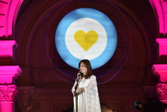 BUENOS AIRES, ARGENTINA.- In the photo taken on December 10, 2019, the new Vice President Cristina Kirchner delivered her first speech after the assumption. In front of a Plaza de Mayo full of militants, she spoke to Alberto Fernández and asked him to "trust the people" because "they do not betray and are the most loyal". “President, I want to tell you that you have started your government with good omens after the message you gave your people in the Legislative Assembly. I trusted them. All they ask is that they defend them and represent them, ”said the former head of state before the attentive gaze of her formula partner.