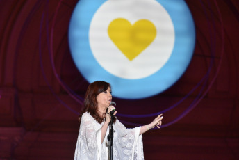 BUENOS AIRES, ARGENTINA.- En la foto tomada el 10 de diciembre de 2019, la nueva vicepresidenta Cristina Kirchner pronunció su primer discurso después de la asunción. Frente a una Plaza de Mayo repleta de militantes, le habló a Alberto Fernández y le pidió “confiar en el pueblo" porque “ellos no traicionan y son los más leales". “Presidente quiero decirle que ha iniciado su gobierno con muy buenos augurios después del mensaje que le dio a su pueblo en la Asamblea Legislativa. Confié en ellos. Lo único que piden es que los defiendan y los representen”, dijo la ex jefa de Estado ante la atenta mirada de su compañero de fórmula.