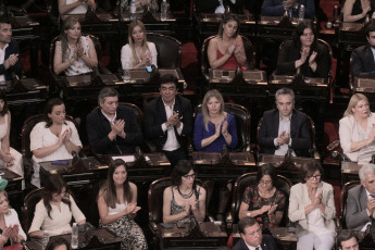 BUENOS AIRES, ARGENTINA.- En la foto tomada el 10 de diciembre de 2019, Alberto Fernández asumió hoy, 10 de diciembre, la Presidencia de la Argentina al jurar en el Congreso junto a la vicepresidenta Cristina Fernández de Kirchner y recibir los atributos de mando de manos de su antecesor, Mauricio Macri. Tras la asunción, Fernández pronunció -ante la Asamblea Legislativa- un discurso de tono conciliador, pero en el que trazó un duro diagnóstico de la situación que atraviesa el país y planteó un claro cambio de rumbo.