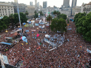 BUENOS AIRES, ARGENTINA.- En la foto tomada el 10 de diciembre de 2019 desde un drone en lo que fue el cierre de la jornada en la que asumió la presidencia Alberto Fernández, quien dio un discurso en un escenario instalado frente a la Casa Rosada, sede del Poder Ejecutivo argentino, ante decenas de miles de personas que celebraron su asunción en el marco de un festival de música y arte.