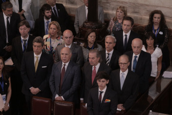 BUENOS AIRES, ARGENTINA.- En la foto tomada el 10 de diciembre de 2019, Alberto Fernández asumió hoy, 10 de diciembre, la Presidencia de la Argentina al jurar en el Congreso junto a la vicepresidenta Cristina Fernández de Kirchner y recibir los atributos de mando de manos de su antecesor, Mauricio Macri. Tras la asunción, Fernández pronunció -ante la Asamblea Legislativa- un discurso de tono conciliador, pero en el que trazó un duro diagnóstico de la situación que atraviesa el país y planteó un claro cambio de rumbo.