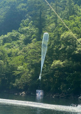 Paju, Corea del Sur.- En la foto publicada hoy, 27 de junio, uno de los globos que contenía folletos anti-Pyongyang que Fighters for a Free North Korea afirmó haber enviado hacia Corea del Norte en la ciudad fronteriza surcoreana de Paju, al norte de Seúl, el 22 de junio de 2020. El grupo es una organización de desertores norcoreanos con sede en Seúl que defiende los derechos humanos de Corea del Norte. El globo fue enviado sin éxito y fue descubierto en una colina en la cercana ciudad fronteriza de Hongcheon alrededor de las 10 a.m.el 23 de junio. Esto se produjo en medio de las crecientes tensiones intercoreanas causadas por la distribución de folletos. El gobierno de Seúl ha declarado una ofensiva contra tales actividades.