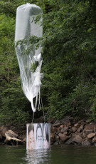 Paju, Corea del Sur.- En la foto publicada hoy, 27 de junio, uno de los globos que contenía folletos anti-Pyongyang que Fighters for a Free North Korea afirmó haber enviado hacia Corea del Norte en la ciudad fronteriza surcoreana de Paju, al norte de Seúl, el 22 de junio de 2020. El grupo es una organización de desertores norcoreanos con sede en Seúl que defiende los derechos humanos de Corea del Norte. El globo fue enviado sin éxito y fue descubierto en una colina en la cercana ciudad fronteriza de Hongcheon alrededor de las 10 a.m.el 23 de junio. Esto se produjo en medio de las crecientes tensiones intercoreanas causadas por la distribución de folletos. El gobierno de Seúl ha declarado una ofensiva contra tales actividades.