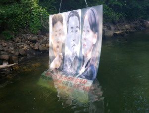 Paju, Corea del Sur.- En la foto publicada hoy, 27 de junio, uno de los globos que contenía folletos anti-Pyongyang que Fighters for a Free North Korea afirmó haber enviado hacia Corea del Norte en la ciudad fronteriza surcoreana de Paju, al norte de Seúl, el 22 de junio de 2020. El grupo es una organización de desertores norcoreanos con sede en Seúl que defiende los derechos humanos de Corea del Norte. El globo fue enviado sin éxito y fue descubierto en una colina en la cercana ciudad fronteriza de Hongcheon alrededor de las 10 a.m.el 23 de junio. Esto se produjo en medio de las crecientes tensiones intercoreanas causadas por la distribución de folletos. El gobierno de Seúl ha declarado una ofensiva contra tales actividades.