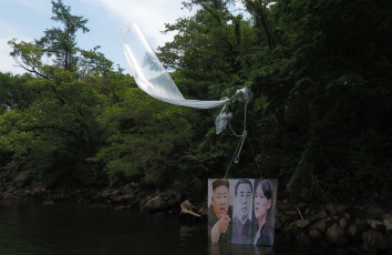 Paju, Corea del Sur.- En la foto publicada hoy, 27 de junio, uno de los globos que contenía folletos anti-Pyongyang que Fighters for a Free North Korea afirmó haber enviado hacia Corea del Norte en la ciudad fronteriza surcoreana de Paju, al norte de Seúl, el 22 de junio de 2020. El grupo es una organización de desertores norcoreanos con sede en Seúl que defiende los derechos humanos de Corea del Norte. El globo fue enviado sin éxito y fue descubierto en una colina en la cercana ciudad fronteriza de Hongcheon alrededor de las 10 a.m.el 23 de junio. Esto se produjo en medio de las crecientes tensiones intercoreanas causadas por la distribución de folletos. El gobierno de Seúl ha declarado una ofensiva contra tales actividades.