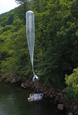 Paju, Corea del Sur.- En la foto publicada hoy, 27 de junio, uno de los globos que contenía folletos anti-Pyongyang que Fighters for a Free North Korea afirmó haber enviado hacia Corea del Norte en la ciudad fronteriza surcoreana de Paju, al norte de Seúl, el 22 de junio de 2020. El grupo es una organización de desertores norcoreanos con sede en Seúl que defiende los derechos humanos de Corea del Norte. El globo fue enviado sin éxito y fue descubierto en una colina en la cercana ciudad fronteriza de Hongcheon alrededor de las 10 a.m.el 23 de junio. Esto se produjo en medio de las crecientes tensiones intercoreanas causadas por la distribución de folletos. El gobierno de Seúl ha declarado una ofensiva contra tales actividades.