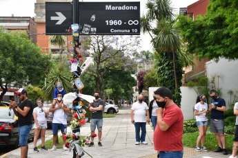 Buenos Aires, Argentina.- Las casas de La Paternal y Villa Devoto (foto) donde vivió Diego Maradona, en Lascano 2257 y La Habana y Segurola respectivamente, se convirtieron en una especie de santuario a partir de la muerte del ídolo. El exfutbolista argentino y campeón del mundo Diego Maradona falleció a los 60 años al sufrir un paro cardíaco en su casa.