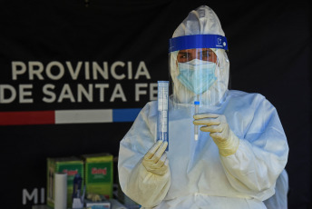 Rosario, Argentina.- Health professionals test the residents of Rosario, Argentina for Covid-19 on October 3, 2020. The national government confirmed that Argentina will acquire 25 million doses of the Russian vaccine against the Sputnik V coronavirus Alberto Fernández announced that the first 10 million will arrive in the country in December and the rest in the first days of January.