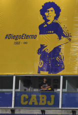 Buenos Aires, Argentina.- Boca Juniors receives Newell's Old Boys, in a match marked by the memory of Diego Maradona, who knew how to wear both shirts, in a match that will continue the fifth round of the Professional League. Dalma, one of Diego's daughters, was at the Bombonera, to whom the Boca squad dedicated the first goal, the work of Colombian Edwin Cardona.