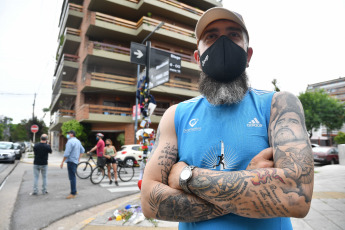 Buenos Aires, Argentina.- Las casas de La Paternal y Villa Devoto (foto) donde vivió Diego Maradona, en Lascano 2257 y La Habana y Segurola respectivamente, se convirtieron en una especie de santuario a partir de la muerte del ídolo. El exfutbolista argentino y campeón del mundo Diego Maradona falleció a los 60 años al sufrir un paro cardíaco en su casa.