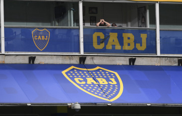 Buenos Aires, Argentina.- Boca Juniors receives Newell's Old Boys, in a match marked by the memory of Diego Maradona, who knew how to wear both shirts, in a match that will continue the fifth round of the Professional League. Dalma, one of Diego's daughters, was at the Bombonera, to whom the Boca squad dedicated the first goal, the work of Colombian Edwin Cardona.