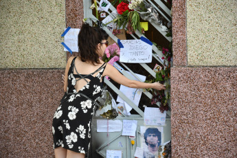 Buenos Aires, Argentina.- Las casas de La Paternal (foto) y Villa Devoto donde vivió Diego Maradona, en Lascano 2257 y La Habana y Segurola respectivamente, se convirtieron en una especie de santuario a partir de la muerte del ídolo. El exfutbolista argentino y campeón del mundo Diego Maradona falleció a los 60 años al sufrir un paro cardíaco en su casa.