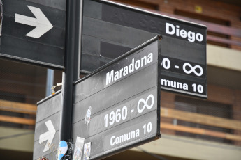 Buenos Aires, Argentina.- Las casas de La Paternal y Villa Devoto (foto) donde vivió Diego Maradona, en Lascano 2257 y La Habana y Segurola respectivamente, se convirtieron en una especie de santuario a partir de la muerte del ídolo. El exfutbolista argentino y campeón del mundo Diego Maradona falleció a los 60 años al sufrir un paro cardíaco en su casa.