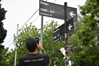 Buenos Aires, Argentina.- Las casas de La Paternal y Villa Devoto (foto) donde vivió Diego Maradona, en Lascano 2257 y La Habana y Segurola respectivamente, se convirtieron en una especie de santuario a partir de la muerte del ídolo. El exfutbolista argentino y campeón del mundo Diego Maradona falleció a los 60 años al sufrir un paro cardíaco en su casa.