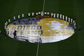 Buenos Aires, Argentina.- Boca Juniors receives Newell's Old Boys, in a match marked by the memory of Diego Maradona, who knew how to wear both shirts, in a match that will continue the fifth round of the Professional League. Dalma, one of Diego's daughters, was at the Bombonera, to whom the Boca squad dedicated the first goal, the work of Colombian Edwin Cardona.