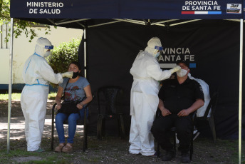 Rosario, Argentina.- Profesionales de la salud realizan pruebas de Covid-19 a los residentes de Rosario, Argentina el 3 de octubre del 2020. El gobierno nacional confirmó que la Argentina adquirirá 25 millones de dosis de la vacuna rusa contra el coronavirus Sputnik V. Alberto Fernández adelantó que los primeros 10 millones llegarán al país en diciembre y las restantes en los primeros días de enero.