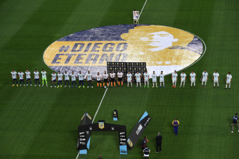 Buenos Aires, Argentina.- Boca Juniors receives Newell's Old Boys, in a match marked by the memory of Diego Maradona, who knew how to wear both shirts, in a match that will continue the fifth round of the Professional League. Dalma, one of Diego's daughters, was at the Bombonera, to whom the Boca squad dedicated the first goal, the work of Colombian Edwin Cardona.