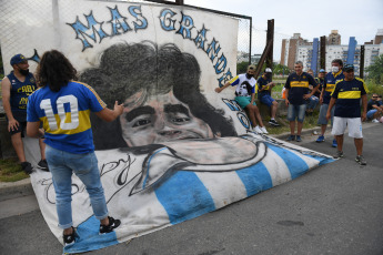 Buenos Aires, Argentina.- Boca Juniors receives Newell's Old Boys, in a match marked by the memory of Diego Maradona, who knew how to wear both shirts, in a match that will continue the fifth round of the Professional League. Dalma, one of Diego's daughters, was at the Bombonera, to whom the Boca squad dedicated the first goal, the work of Colombian Edwin Cardona.