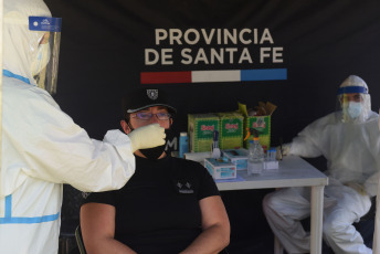 Rosario, Argentina.- Health professionals test the residents of Rosario, Argentina for Covid-19 on October 3, 2020. The national government confirmed that Argentina will acquire 25 million doses of the Russian vaccine against the Sputnik V coronavirus Alberto Fernández announced that the first 10 million will arrive in the country in December and the rest in the first days of January.