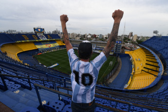 Buenos Aires, Argentina.- Boca Juniors recibe a Newell's Old Boys, en un partido signado por el recuerdo hacia Diego Maradona, quien supo vestir ambas camisetas, en un partido que dará continuidad a la quinta fecha de la Liga Profesional. En la Bombonera estuvo Dalma, una de las hijas de Diego, a quien el plantel de Boca le dedicó el primer gol, obra del colombiano Edwin Cardona.