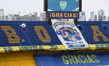 Buenos Aires, Argentina.- Boca Juniors receives Newell's Old Boys, in a match marked by the memory of Diego Maradona, who knew how to wear both shirts, in a match that will continue the fifth round of the Professional League. Dalma, one of Diego's daughters, was at the Bombonera, to whom the Boca squad dedicated the first goal, the work of Colombian Edwin Cardona.