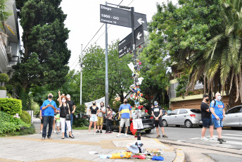 Buenos Aires, Argentina.- Las casas de La Paternal y Villa Devoto (foto) donde vivió Diego Maradona, en Lascano 2257 y La Habana y Segurola respectivamente, se convirtieron en una especie de santuario a partir de la muerte del ídolo. El exfutbolista argentino y campeón del mundo Diego Maradona falleció a los 60 años al sufrir un paro cardíaco en su casa.