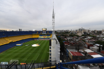 Buenos Aires, Argentina.- Boca Juniors recibe a Newell's Old Boys, en un partido signado por el recuerdo hacia Diego Maradona, quien supo vestir ambas camisetas, en un partido que dará continuidad a la quinta fecha de la Liga Profesional. En la Bombonera estuvo Dalma, una de las hijas de Diego, a quien el plantel de Boca le dedicó el primer gol, obra del colombiano Edwin Cardona.