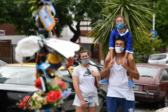 Buenos Aires, Argentina.- Las casas de La Paternal y Villa Devoto (foto) donde vivió Diego Maradona, en Lascano 2257 y La Habana y Segurola respectivamente, se convirtieron en una especie de santuario a partir de la muerte del ídolo. El exfutbolista argentino y campeón del mundo Diego Maradona falleció a los 60 años al sufrir un paro cardíaco en su casa.