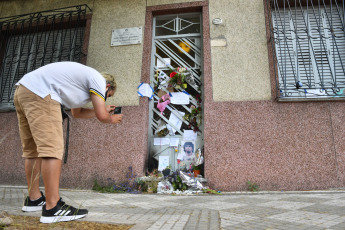 Buenos Aires, Argentina.- Las casas de La Paternal (foto) y Villa Devoto donde vivió Diego Maradona, en Lascano 2257 y La Habana y Segurola respectivamente, se convirtieron en una especie de santuario a partir de la muerte del ídolo. El exfutbolista argentino y campeón del mundo Diego Maradona falleció a los 60 años al sufrir un paro cardíaco en su casa.