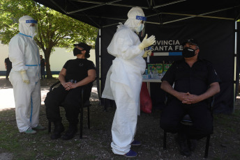 Rosario, Argentina.- Health professionals test the residents of Rosario, Argentina for Covid-19 on October 3, 2020. The national government confirmed that Argentina will acquire 25 million doses of the Russian vaccine against the Sputnik V coronavirus Alberto Fernández announced that the first 10 million will arrive in the country in December and the rest in the first days of January.