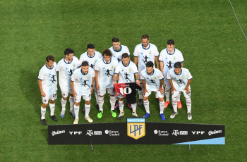 Buenos Aires, Argentina.- Boca Juniors receives Newell's Old Boys, in a match marked by the memory of Diego Maradona, who knew how to wear both shirts, in a match that will continue the fifth round of the Professional League. Dalma, one of Diego's daughters, was at the Bombonera, to whom the Boca squad dedicated the first goal, the work of Colombian Edwin Cardona.