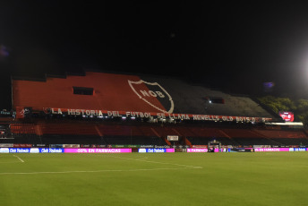 Rosario, Argentina.- En las fotos tomadas el 6 de diciembre del 2020, durante el homenaje a Diego Armando Maradona en la previa del encuentro entre Newell´s Old Boys y Lanús en Rosario, Argentina. Fue la primera vez que Newell’s jugó en el Coloso tras el fallecimiento de Diego Maradona. El club del Parque le rindió un emotivo tributo, con las banderas que reflejan el sentimiento de los hinchas y la camiseta como máximo emblema de los jugadores.