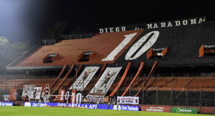 Rosario, Argentina.- En las fotos tomadas el 6 de diciembre del 2020, durante el homenaje a Diego Armando Maradona en la previa del encuentro entre Newell´s Old Boys y Lanús en Rosario, Argentina. Fue la primera vez que Newell’s jugó en el Coloso tras el fallecimiento de Diego Maradona. El club del Parque le rindió un emotivo tributo, con las banderas que reflejan el sentimiento de los hinchas y la camiseta como máximo emblema de los jugadores.