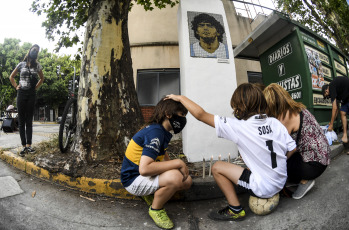 Buenos Aires, Argentina.- En las fotos tomadas el 28 de diciembre del 2020, muestra el mural hecho en mosaico que refleja una imagen de Diego Maradona en una esquina del barrio de Parque Chas, en la ciudad de Buenos Aires, con la intención de honrar la memoria del eterno capitán del seleccionado argentino de fútbol, que falleció en noviembre pasado.