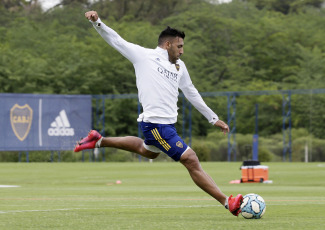 Buenos Aires, Argentina.- En las fotos tomadas el 30 de diciembre del 2020, durante el entrenamiento del club Boca Juniors en Buenos Aires, Argentina. El Superclásico entre Boca y River por la zona Campeonato de la Copa Diego Maradona se programó finalmente para el sábado 2 de enero desde las 21.30 (hora local) en La Bombonera.