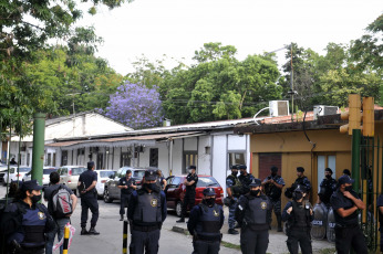 La Plata, Argentina.- En las fotos tomadas el 2 de diciembre del 2020, autoridades judiciales y abogados participaron del inicio de los peritajes complementarios a la autopsia del exfutbolista argentino Diego Armando Maradona. Los primeros resultados sobre los análisis toxicológicos a la sangre y orina de Maradona, para saber si había ingerido algún tipo de droga o sustancia antes de fallecer hace una semana en un country de Tigre, se conocerán dentro de 10 días, según fuentes oficiales.