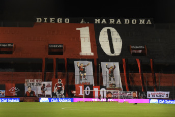 Rosario, Argentina.- En las fotos tomadas el 6 de diciembre del 2020, durante el homenaje a Diego Armando Maradona en la previa del encuentro entre Newell´s Old Boys y Lanús en Rosario, Argentina. Fue la primera vez que Newell’s jugó en el Coloso tras el fallecimiento de Diego Maradona. El club del Parque le rindió un emotivo tributo, con las banderas que reflejan el sentimiento de los hinchas y la camiseta como máximo emblema de los jugadores.