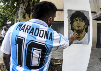 Buenos Aires, Argentina.- En las fotos tomadas el 28 de diciembre del 2020, muestra el mural hecho en mosaico que refleja una imagen de Diego Maradona en una esquina del barrio de Parque Chas, en la ciudad de Buenos Aires, con la intención de honrar la memoria del eterno capitán del seleccionado argentino de fútbol, que falleció en noviembre pasado.