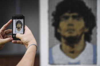 Buenos Aires, Argentina.- En las fotos tomadas el 28 de diciembre del 2020, muestra el mural hecho en mosaico que refleja una imagen de Diego Maradona en una esquina del barrio de Parque Chas, en la ciudad de Buenos Aires, con la intención de honrar la memoria del eterno capitán del seleccionado argentino de fútbol, que falleció en noviembre pasado.