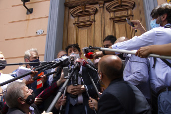 Buenos Aires, Argentina.- Rodolfo Baqué, abogado de la enfermera que atendía a Diego Armando Maradona en el country San Andrés, de Tigre, donde falleció el miércoles de la semana pasada, se presentó este martes (1) ante la Justicia para "aportar pruebas" e información de un chat que integraba la mujer con audios "de conversaciones reveladoras".