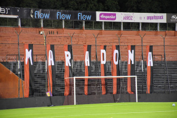 Rosario, Argentina.- En las fotos tomadas el 6 de diciembre del 2020, durante el homenaje a Diego Armando Maradona en la previa del encuentro entre Newell´s Old Boys y Lanús en Rosario, Argentina. Fue la primera vez que Newell’s jugó en el Coloso tras el fallecimiento de Diego Maradona. El club del Parque le rindió un emotivo tributo, con las banderas que reflejan el sentimiento de los hinchas y la camiseta como máximo emblema de los jugadores.