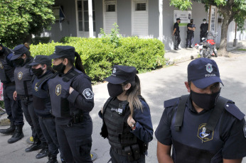 La Plata, Argentina.- En las fotos tomadas el 2 de diciembre del 2020, autoridades judiciales y abogados participaron del inicio de los peritajes complementarios a la autopsia del exfutbolista argentino Diego Armando Maradona. Los primeros resultados sobre los análisis toxicológicos a la sangre y orina de Maradona, para saber si había ingerido algún tipo de droga o sustancia antes de fallecer hace una semana en un country de Tigre, se conocerán dentro de 10 días, según fuentes oficiales.