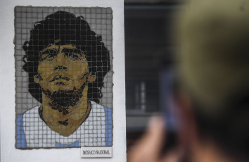 Buenos Aires, Argentina.- En las fotos tomadas el 28 de diciembre del 2020, muestra el mural hecho en mosaico que refleja una imagen de Diego Maradona en una esquina del barrio de Parque Chas, en la ciudad de Buenos Aires, con la intención de honrar la memoria del eterno capitán del seleccionado argentino de fútbol, que falleció en noviembre pasado.