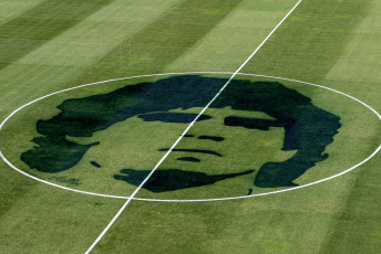 Buenos Aires, Argentina.- En las fotos, muestra el santuario que se instaló en el club Argentinos Juniors para homenajear al ex astro del fútbol Diego Armando Maradona, en Buenos Aires, Argentina. Se trata de la institución donde el "10" debutó como profesional, el 20 de octubre de 1976, con apenas 15 años, en la victoria 1-0 sobre Talleres de Córdoba.