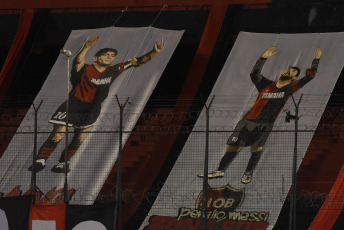 Rosario, Argentina.- En las fotos tomadas el 6 de diciembre del 2020, durante el homenaje a Diego Armando Maradona en la previa del encuentro entre Newell´s Old Boys y Lanús en Rosario, Argentina. Fue la primera vez que Newell’s jugó en el Coloso tras el fallecimiento de Diego Maradona. El club del Parque le rindió un emotivo tributo, con las banderas que reflejan el sentimiento de los hinchas y la camiseta como máximo emblema de los jugadores.